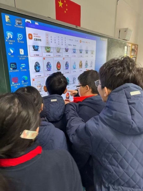 课堂实拍：学生围在教室大屏前查看幻兽图鉴